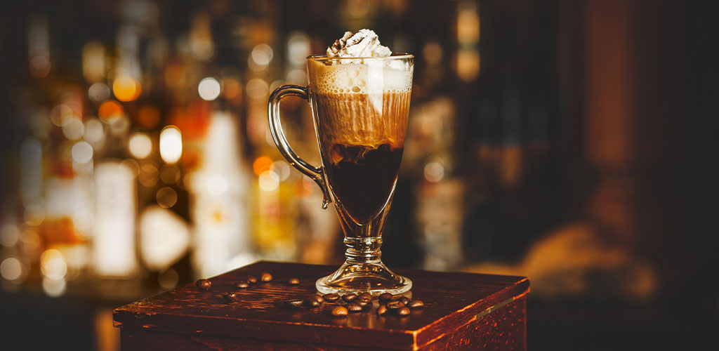 Kaffedrinkens historia börjar med Irish Coffee – en ikon sedan 1940-talet